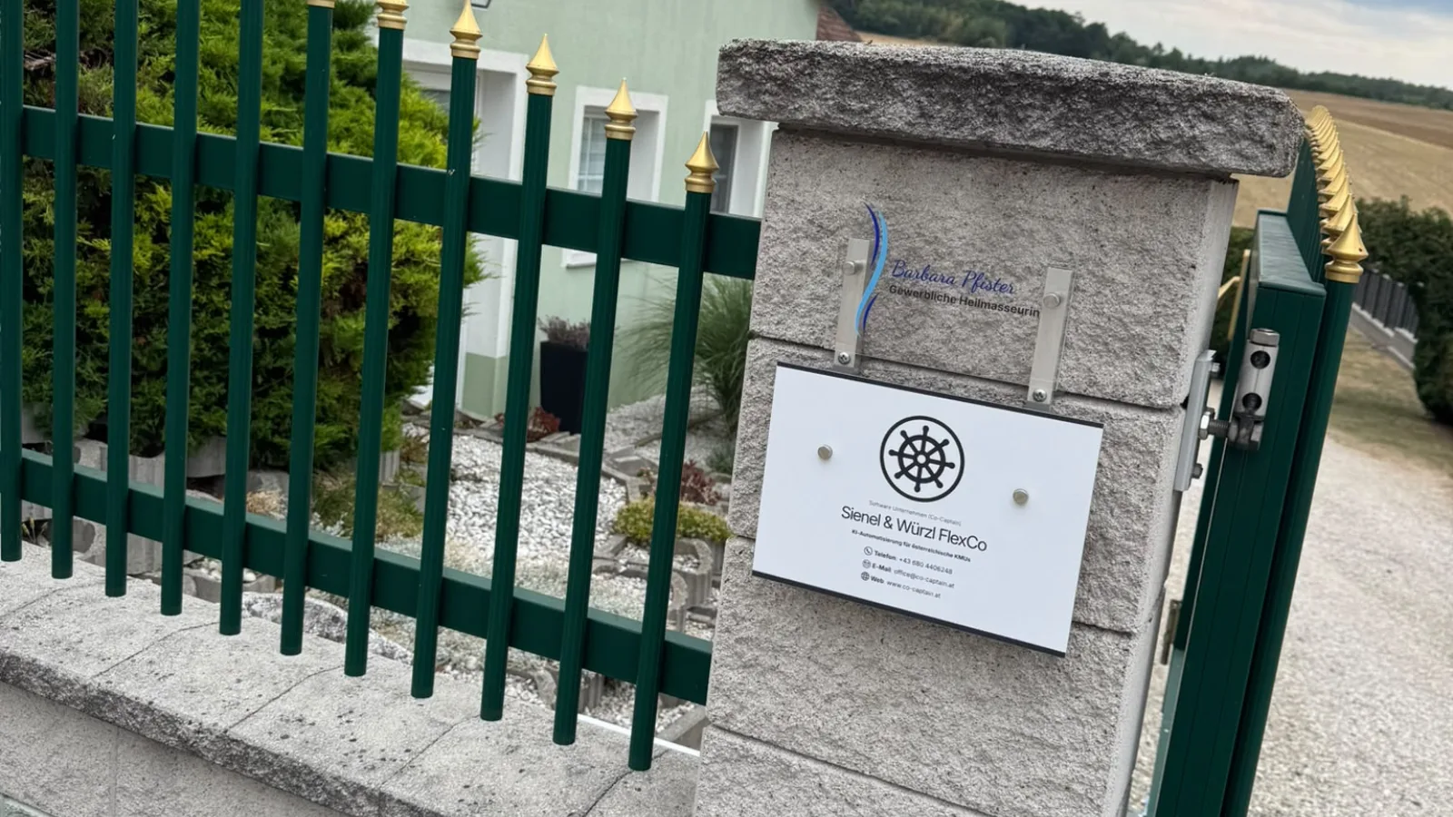 Firmenschild der Sienel & Würzl FlexCo am Firmensitz in Hollabrunn